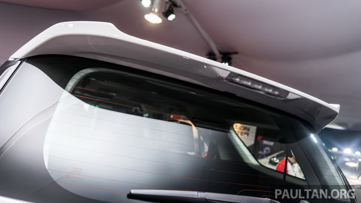 toyota fortuner 2016 tại malaysia đèn trần sau toyota fortuner 2016 tại malaysia