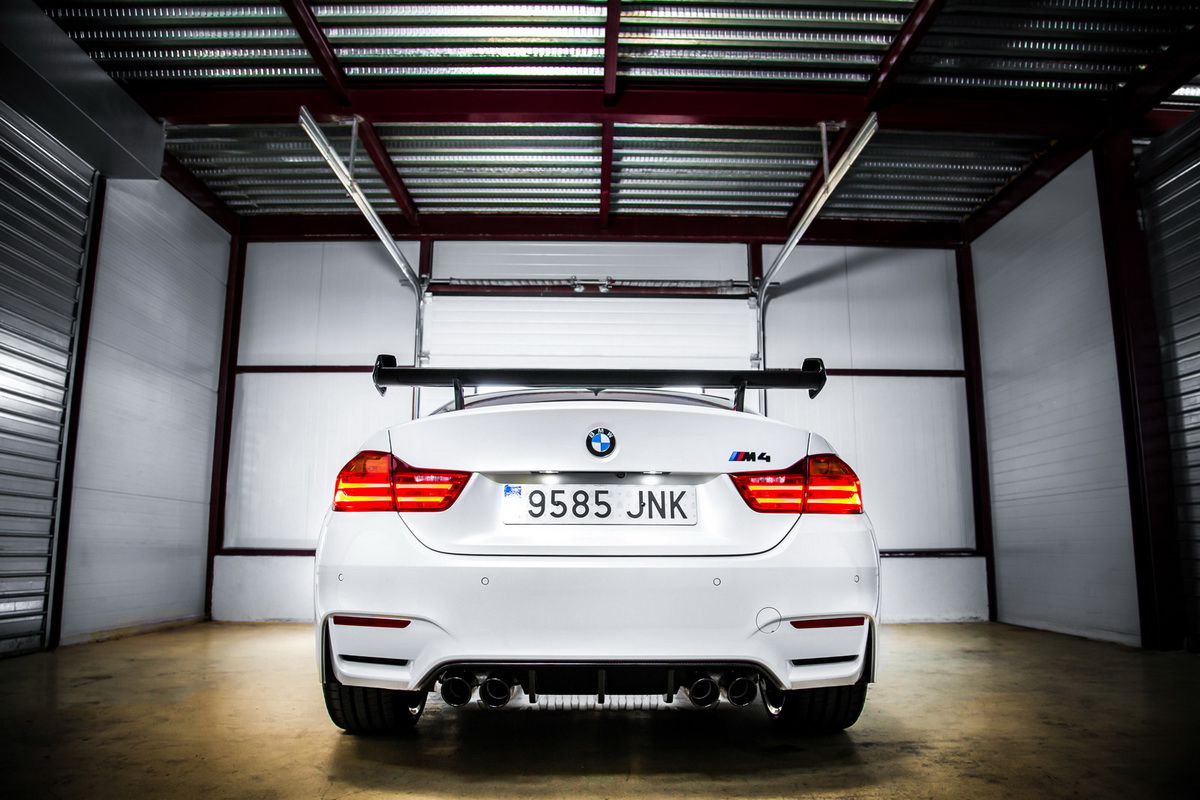 mặt sau BMW M4 Competition Sport