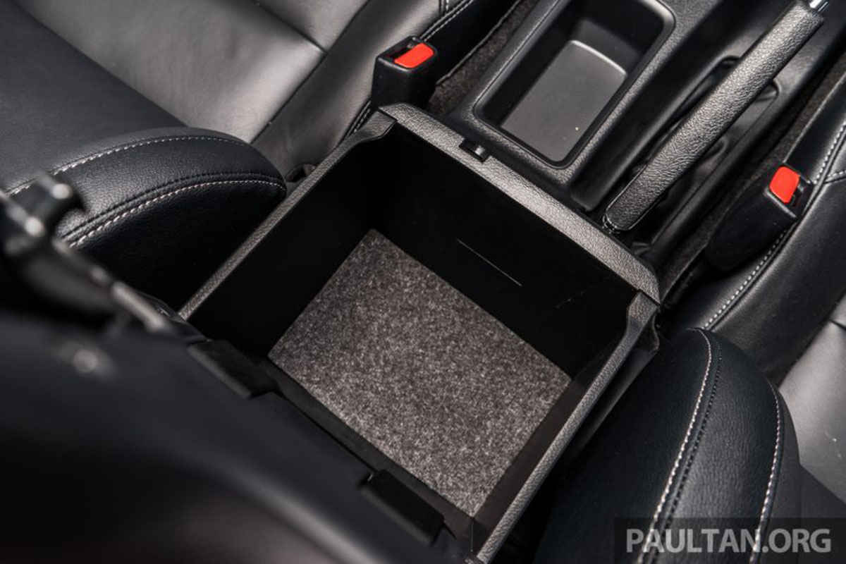 Toyota Hilux 2016 hốc để đồ Toyota Hilux 2016