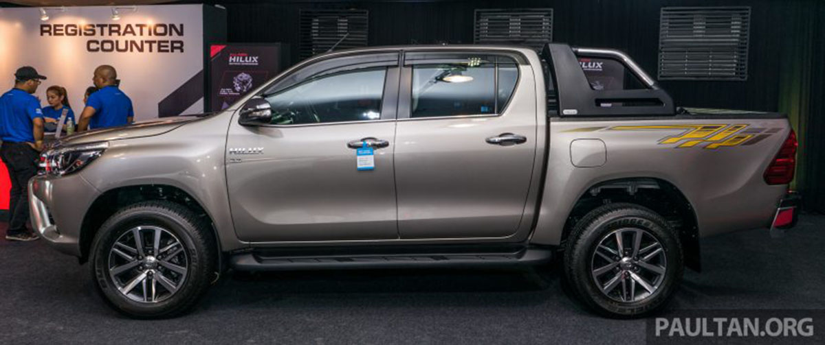thân xe Toyota Hilux 2016