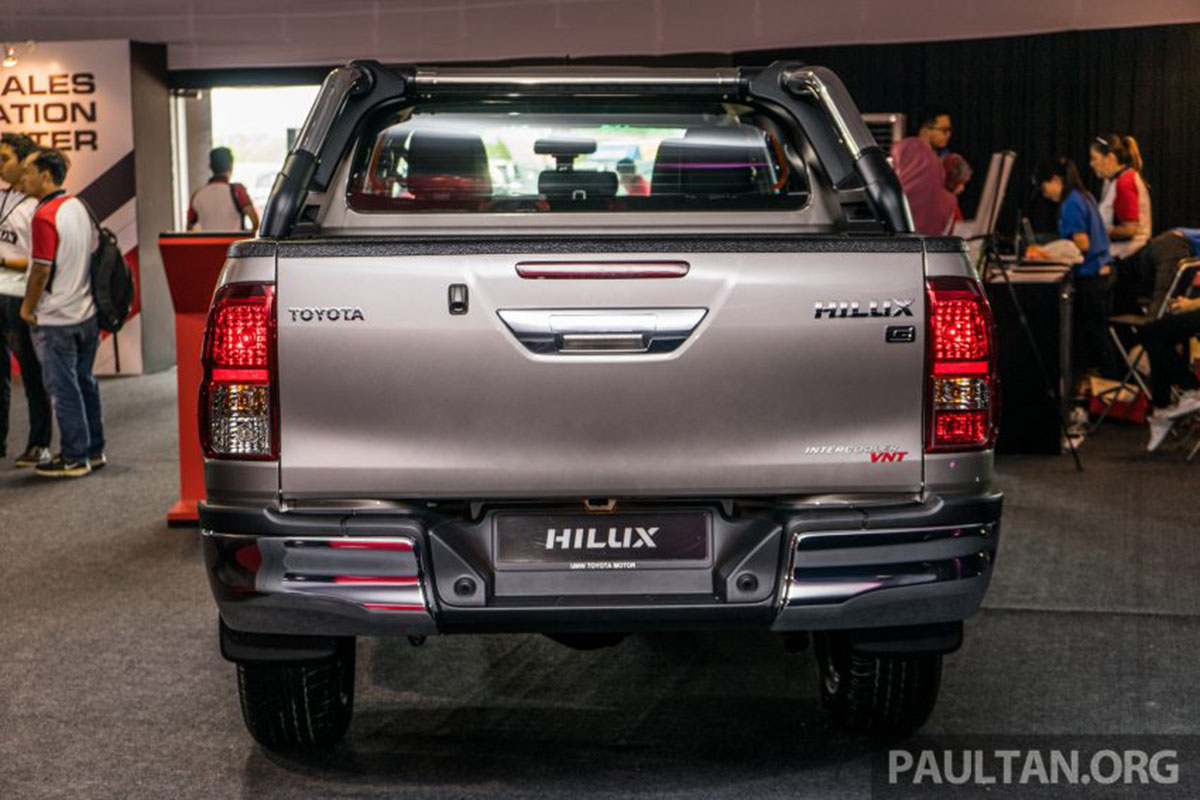 Toyota Hilux 2016 đuôi sau Toyota Hilux 2016