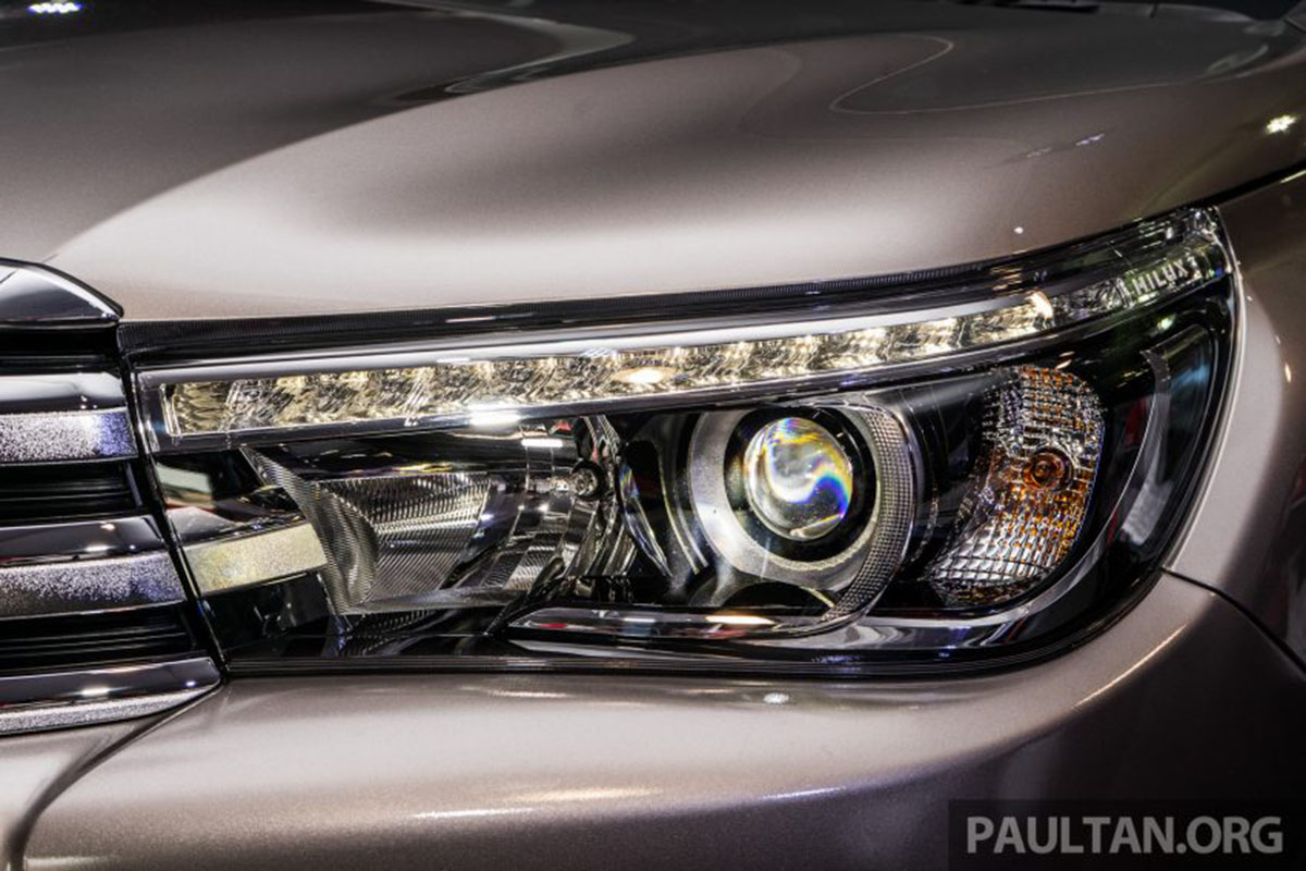 đèn pha Toyota Hilux 2016