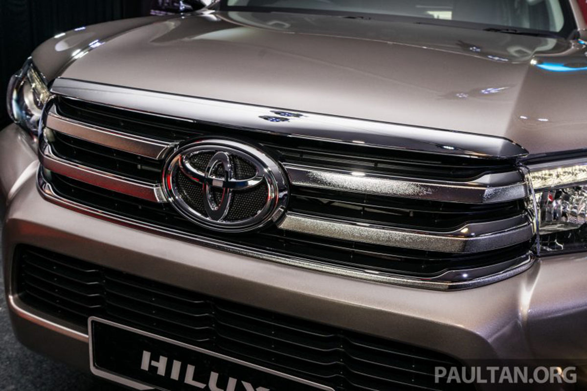 lưới tản nhiệt Toyota Hilux 2016