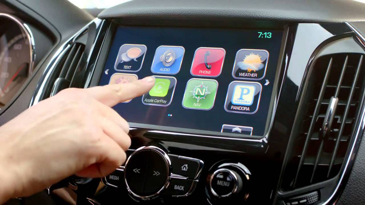 so sánh mazda3 và chevrolet cruze hệ thống Mylink