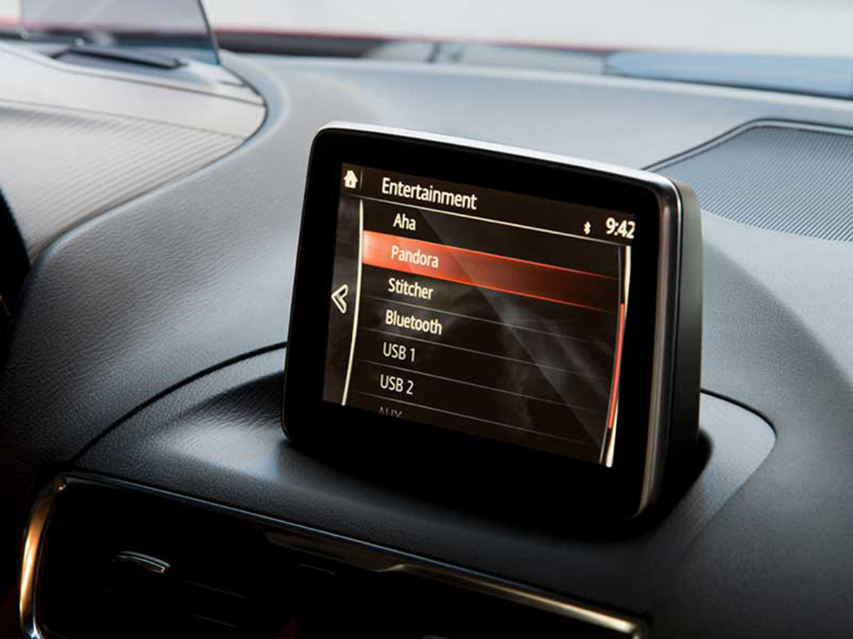 so sánh mazda3 và chevrolet cruze hệ thống giải trí trên mazda3