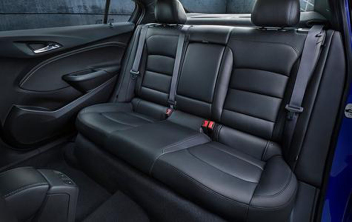 so sánh mazda3 và chevrolet cruze không gian bên trong cruze