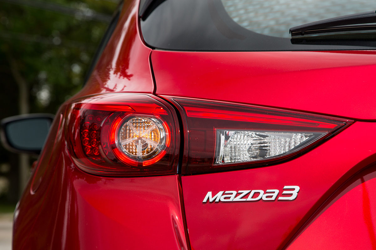 so sánh mazda3 và chevrolet cruze đèn hậu mazda3