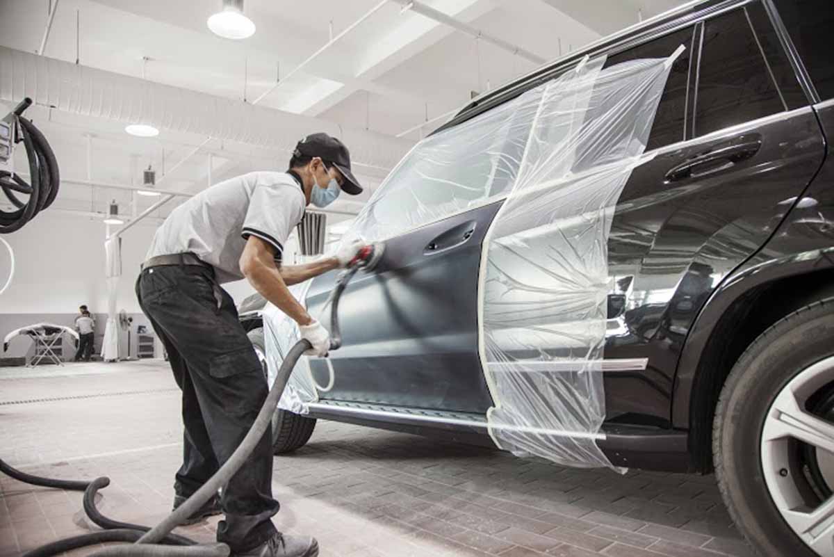 Tuy vết xước nhỏ nhưng sơn cả cánh cửa để đảm bảo tính đồng nhất giũa màu sơn mới và cũ 