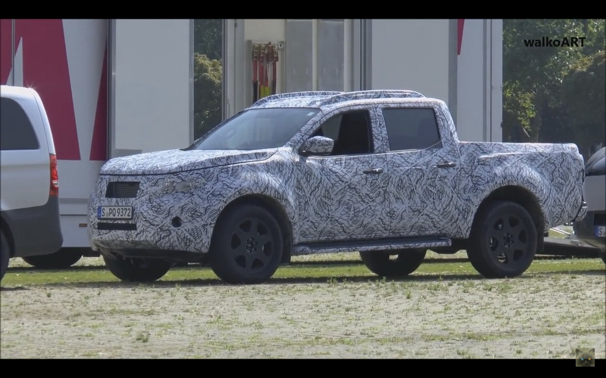 xe bán tải đầu tiên của mercedes-benz thử nghiệm