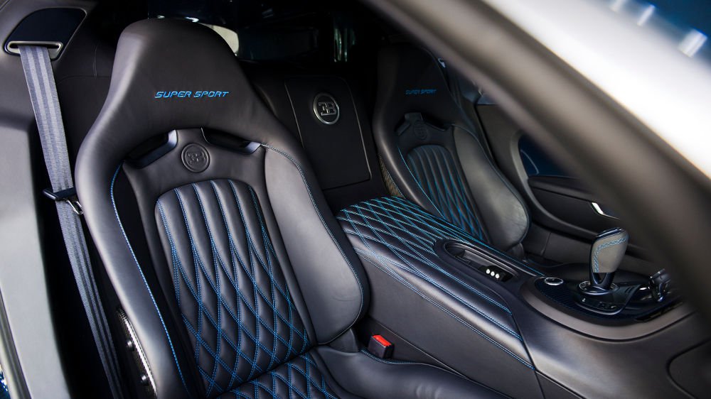 Cận cảnh bản độ siêu xe Bugatti Veyron Super Sport với lớp áo các bon xanh