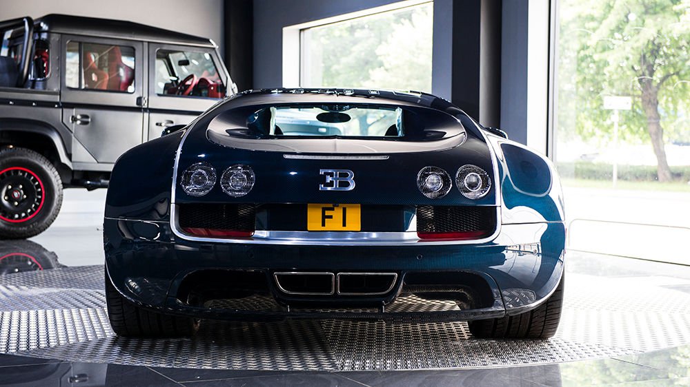 Cận cảnh bản độ siêu xe Bugatti Veyron Super Sport với lớp áo các bon xanh