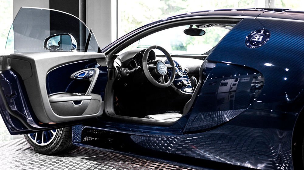 Cận cảnh bản độ siêu xe Bugatti Veyron Super Sport với lớp áo các bon xanh