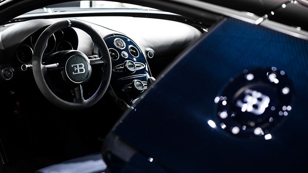Cận cảnh bản độ siêu xe Bugatti Veyron Super Sport với lớp áo các bon xanh