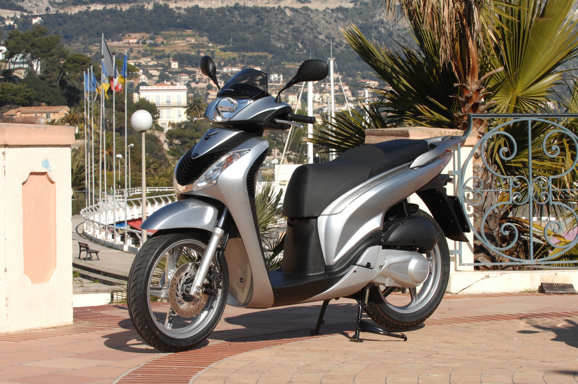 Nhìn lại vóc dáng Honda SH qua các thế hệ