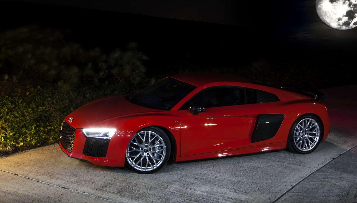 Siêu xe Audi R8 huyền bí dưới ánh sáng của siêu trăng tại Việt Nam