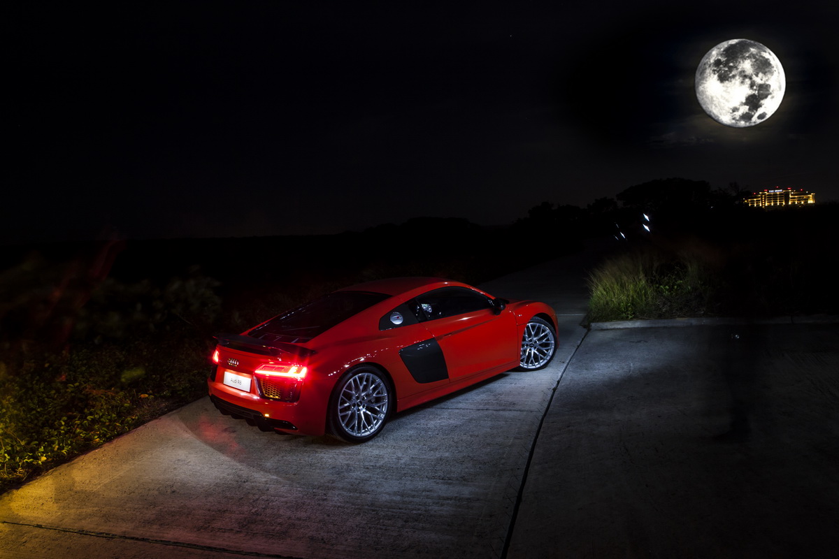 Siêu xe Audi R8 huyền bí dưới ánh sáng của siêu trăng tại Việt Nam