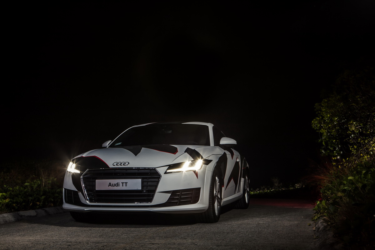 Siêu xe Audi R8 huyền bí dưới ánh sáng của siêu trăng tại Việt Nam