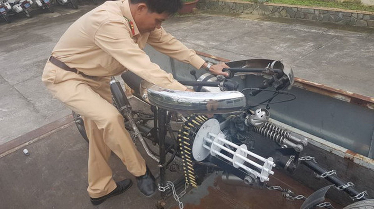 xe máy độ gắn súng máy