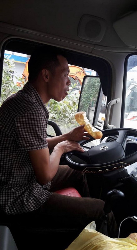 Tìm hiểu rõ hơn về câu chuyện này, chúng tôi đã liên hệ với người đăng tải và được biết hai người là bạn lâu năm với nhau. Người tài xế trong ảnh có tên là Phạm Văn Tuấn (sinh năm 1987, Quế Võ - Bắc Ninh).