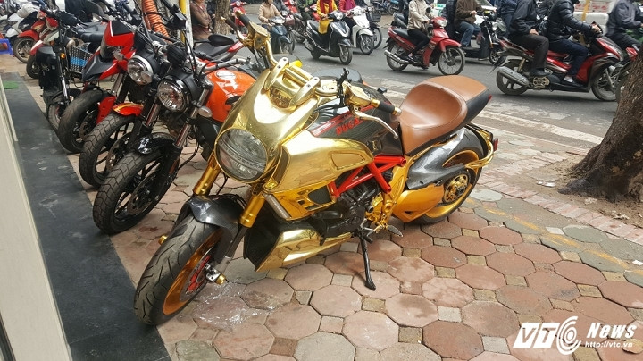 Ducati Diavel mạ vàng