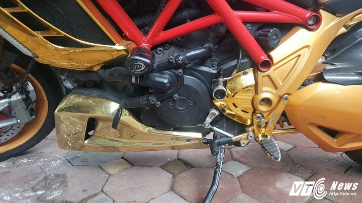 Ducati Diavel mạ vàng