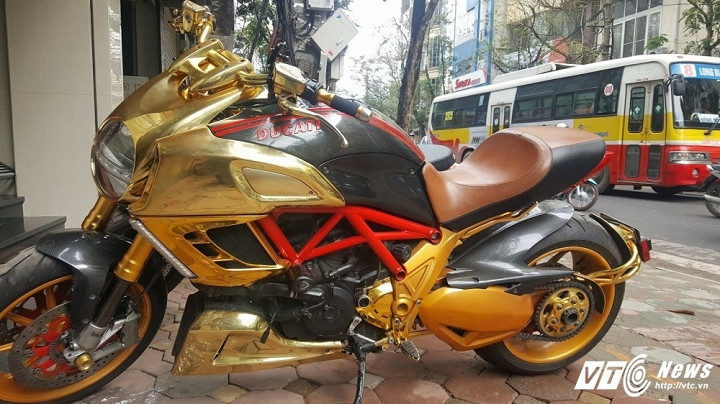 Ducati Diavel mạ vàng
