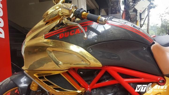 Ducati Diavel mạ vàng