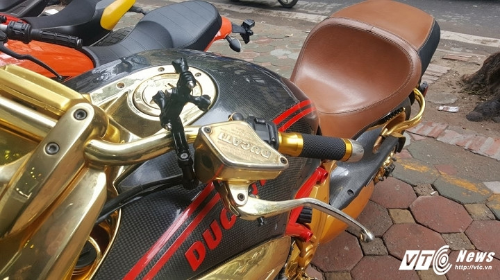 Ducati Diavel mạ vàng