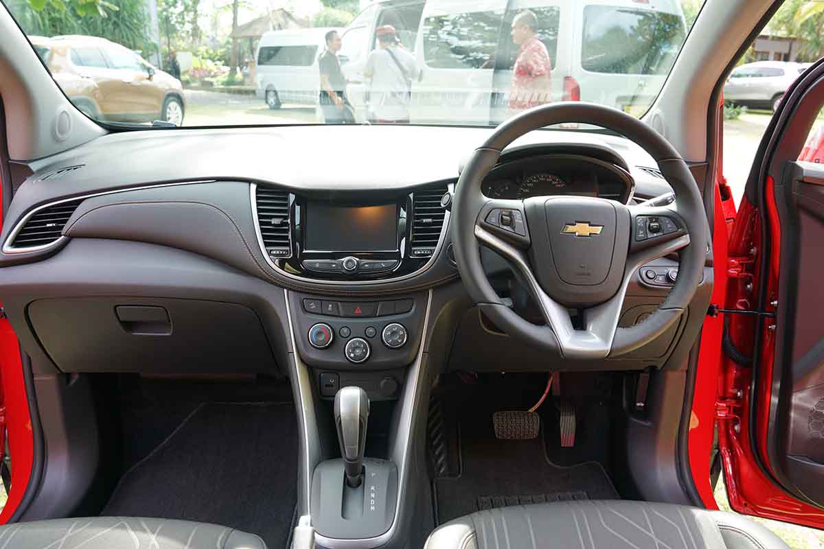 Không cầu kỳ như dòng xe Hàn, ngược lại nội thất Trax khá trang nhã và tinh tế với ghế lái bọc da cao cấp và điều chỉnh điện 6 hướng. Nổi bật nhất trên mặt táp lô là hệ thống thông tin giải trí với màn hình cảm ứng màu 7 inch. Lối thiết kế buồng lái kép đặc trưng của Chevrolet với táp lô chạy liền mạch ngang qua bảng điều khiển tạo cảm giác rộng rãi hơn. 