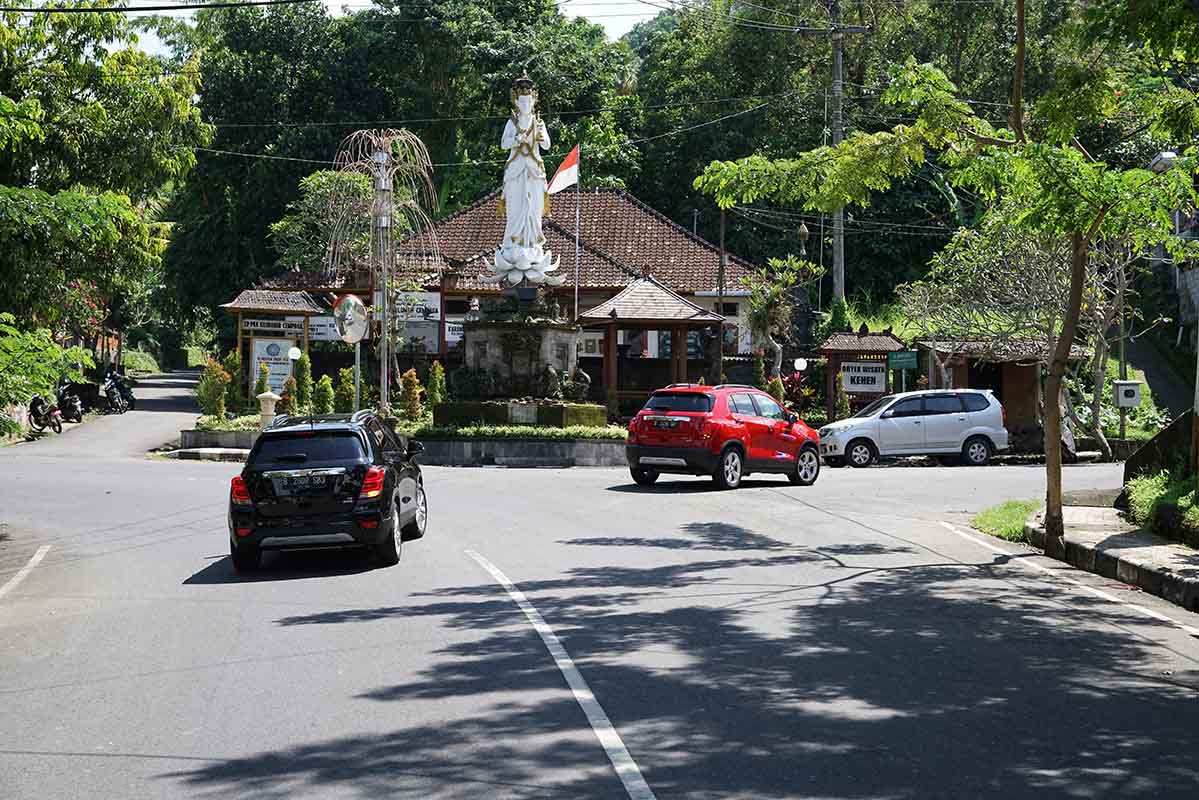 Đặc biệt, cùng với nút khởi động Start-Stop bằng chìa khoá thông minh, Trax còn được trang bị hệ thống kiểm soát hành trình Cruise Control và kiểm soát áp suất lốp là những tính năng thường thấy ở những dòng SUV cao cấp cỡ lớn hơn. 	