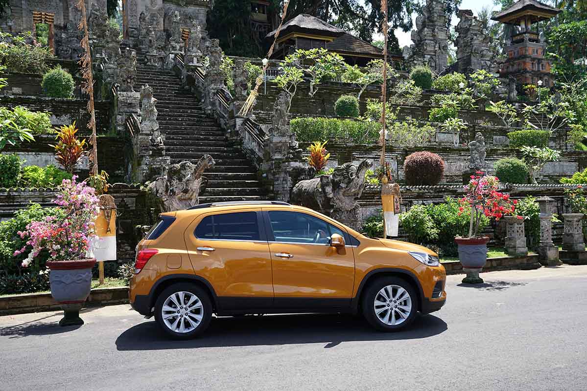 Chevrolet Trax 2017 là dòng SUV cỡ nhỏ được nhập từ Hàn Quốc và là đối thủ của những mẫu xe cùng phân khúc như Ford Ecosport, Suzuki Vitatra. Vừa ra mắt tại Việt Nam từ tháng 2.2017 với giá 769 triệu VND, Chevrolet Trax đã được thị trường đặc biệt quan tâm, dù mức giá của Trax có cao hơn Ford Ecosport Titanium (685 triệu) và thấp hơn một chút so với Suzuki Vitara (779 triệu). 