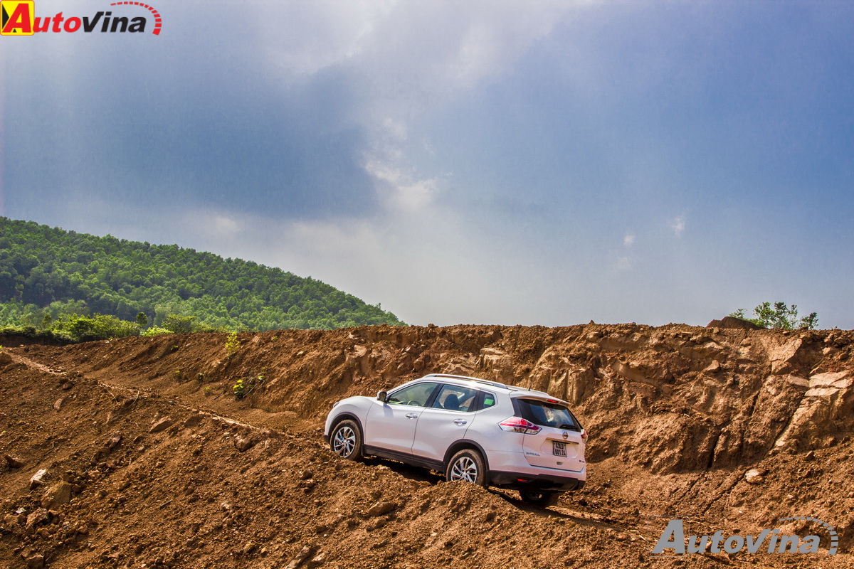 X-Trail được thiết kế thiên về dòng xe đô thị nhưng khả năng địa hình Offroad của X-Trail cũng làm chúng tôi khá ngỡ ngàng Nhưng những đoạn đường dốc mà lại trơn trượt bùn lầy sẽ là những cung đường đặc trưng ở nhiều vùng quê Việt Nam rất phù hợp cho X-Trail thử sức.