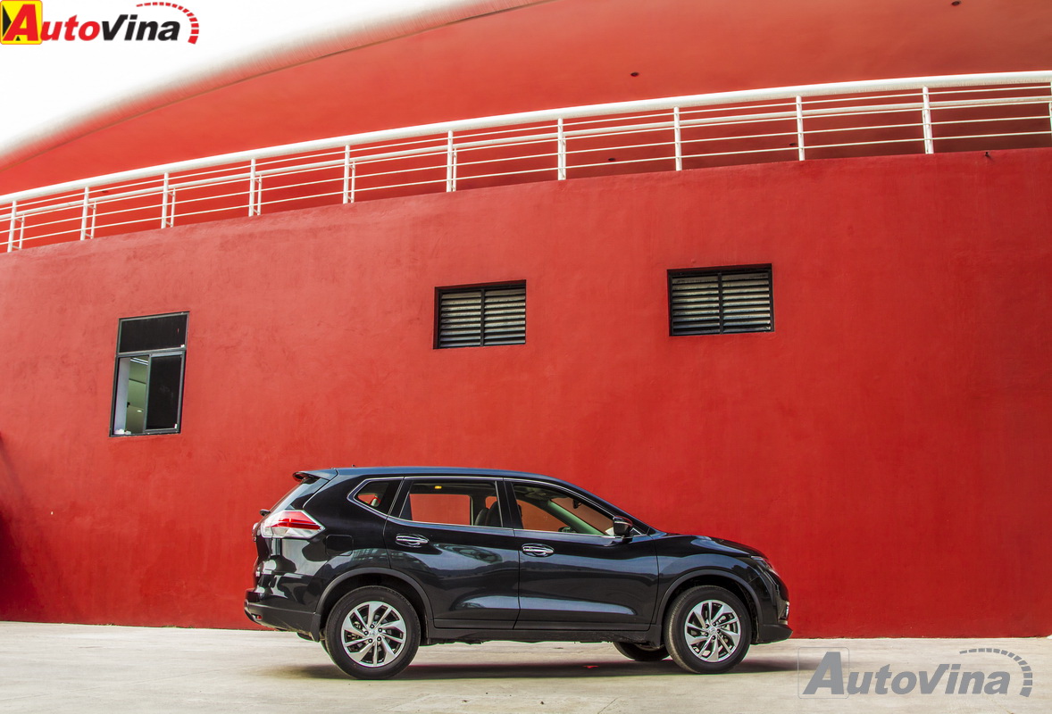 Có ý kiến cho rằng Nissan X-Trail mới trông không được khoẻ và mạnh mẽ. Theo tôi, đó lại là chiến lược khá thông minh của Nissan. X-Trail được định hướng đến dòng xe trong nội đô, nhưng khả năng Offroad thì cũng không hề kém cạch. Có lẽ vậy mà trong 3 tháng qua, cả 2 phiên bản của X-Trail đều có doanh số bán tương đương nhau: phiên bản 2.0 2WD (một cầu) đạt 563 xe, nhỉnh hơn chút so với bản 2.5 4WD (dẫn động 4 bánh) với 449 xe.  