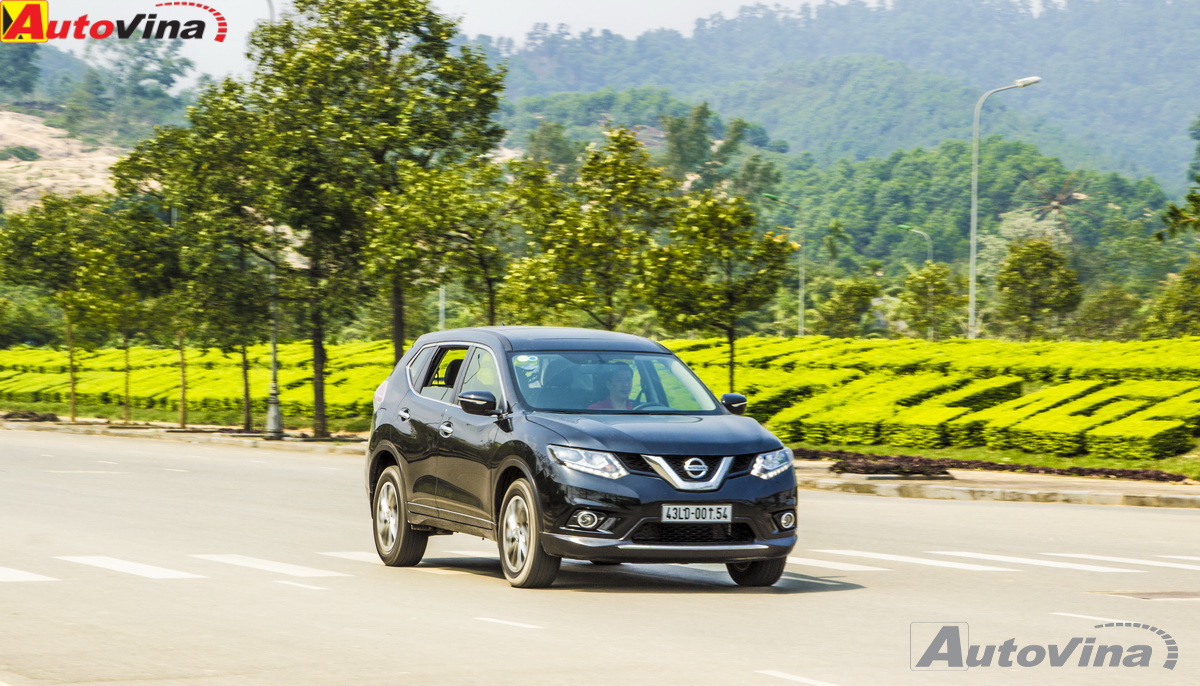 Điều gây ấn tượng với chúng tôi là hệ thống giảm xóc và vô lăng trợ lực điện tử tạo cảm giác lái nhẹ nhàng, chính xác ở tốc độ thấp. Khi chạy 100 km/h trên đường cao tốc hay khi chinh phục những cung đường quanh co, cả 2 phiên bản X-Trail 2.0 SL 2WD và 2.5 4WD đều vận hành khá ổn định, đầm chắc, không có cảm giác bị hẫng, bồng bềnh hay nôn nao chóng mặt, tạo được cảm giác an toàn cho người lái.  